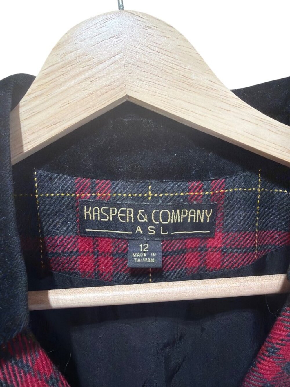 Kasper & Company Vintage 90s Red Tartan Plaid Blazer With Black Velvet Collar & - Picture 4 of 7